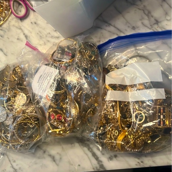 ⚜️ 3 LB Jewelry Mystery Box – Wearable Estate Lot | Vintage, Signed, DIY Finds⚜️ - Picture 1 of 10